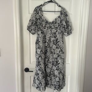 GAP black and white floral puff sleeve midi dress.